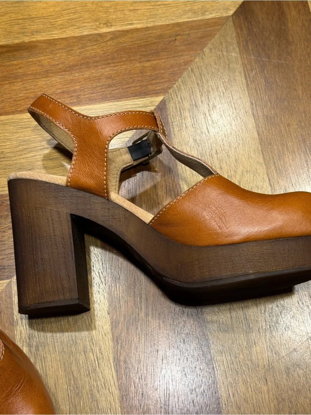 Californians Leather Wooden T- Strap Platform Shoes size 10